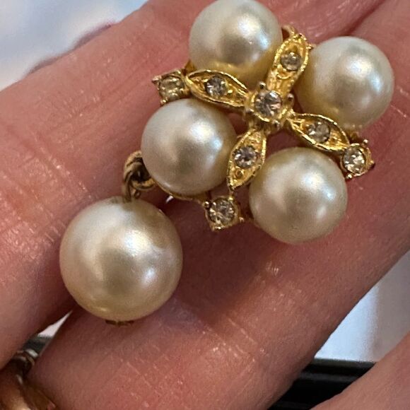 Elegant Vintage Gold and Pearl Drop Clip on Earrings - Picture 5 of 5